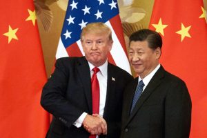 trump xi jinping aperto de mao bandeiras