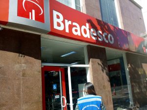fachada agencia bradesco pedestre