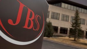 logo JBS predio ao fundo