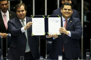 Rodrigo Maia e Davi Alcolumbre durante cerimônia de promulgação da reforma da Previdência