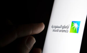 Pessoa clicando em tela com logo da Saudi Aramco