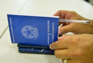 Carteira de trabalho, foto de Marcello Casal - Agência Brasil