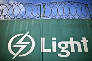 portão com logotipo da Light