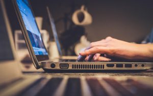 PC, foto de John Schnobrich Unsplash