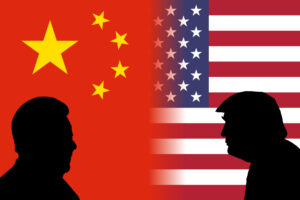 Bandeiras da China e dos Estados Unidos com sombras de Xi Jinping e Donald Trump