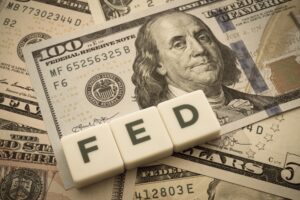 Letras com o nome FED acima de notas de dólares