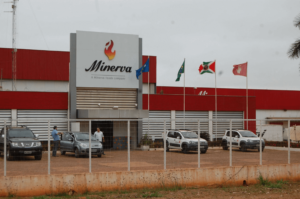 Após pregões em alta sem justificativa clara ao mercado, a Minerva (BEEF3) revelou que está próxima de fazer as malas para os EUA.