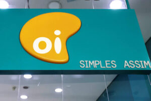 Foto de fachada de loja da Oi, com foco no logo