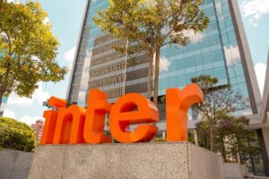 A migração do Banco Inter (BIDI11) para NY já é realidade. A companhia informou que a SEC aprovou o registro da Inter Platform.