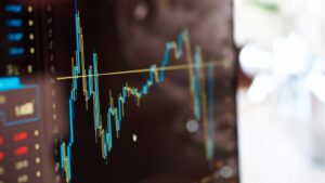 O Ibovespa subiu pelo quinto dia seguido e terminou o pregão no maior patamar em mais de um mês, com a expectativa pelo Copom.