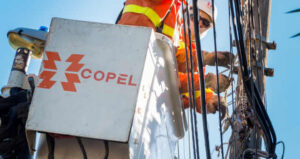 Eletricista da Copel trabalhando na rede de distribuição