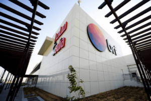 Foto de fachada de prédio da BRF, com foco no logo da empresa