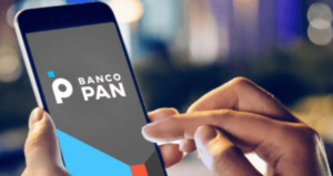 Tela de celular com o logo do Banco Pan
