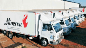 Foto de caminhões com logo da Minerva