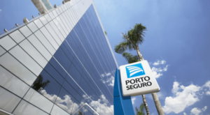 Fachada de prédio da Porto Seguro com foco no logo