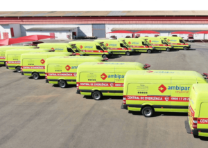 Veículos da Ambipar, com logo da companhia
