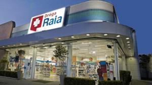 Fachada de farmácia da Droga Raia, com logo da empresa