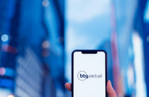 Foto de tela de celular com aplicativo do BTG