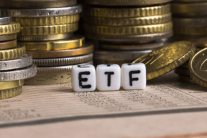 moedas empilhadas e dados formando ETF