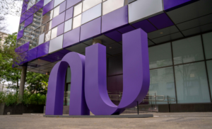 Após precificação no topo da faixa indicativa, o Nubank (NUBR33) estreou em alta na Bolsa de Valores de Nova York.