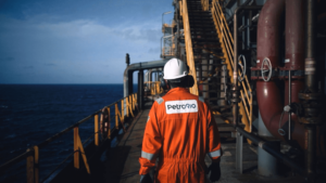 Funcionário da PetroRio em plataforma de petróleo