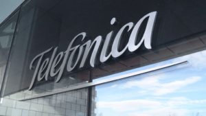Fachada da Telefônica com foco no logo