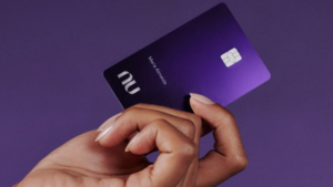 Destaque de disrupção do setor bancário, o Nubank é o maior banco digital do mundo. Mas, vale a pena pagar pelo crescimento?