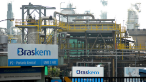 A Braskem (BRKM5) dispara 8% e lidera as altas do dia no pregão desta sexta. Petrobras e Novonor ainda pretendem vender suas ações.