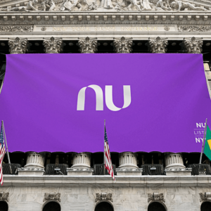 Após precificação no topo da faixa indicativa, o Nubank (NUBR33) estreou em alta na Nyse e na B3.