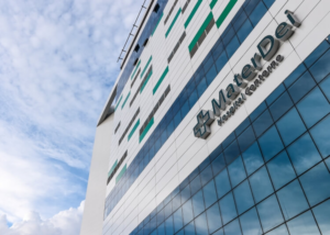 Fachada de hospital da rede Mater Dei, com foco no logo