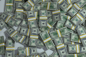 Após um 2021 para esquecer, o Ibovespa sobe e o dólar cai. Investidores se perguntam se vale a pena investir fora agora.
