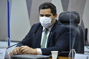 O presidente da Comissão de Constituição e Justiça do Senado, Davi Alcolumbre (DEM-AP).