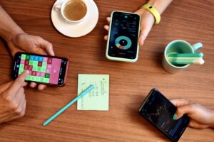 Celulares com o aplicativo TradeMap aberto