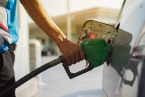 Pessoa abastece o carro em posto