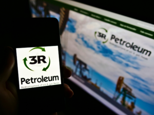 Computador com o site da 3r Petroleum aberto