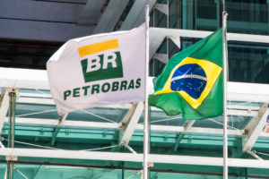 Bandeira com logo da Petrobras ao lado de bandeira do Brasil