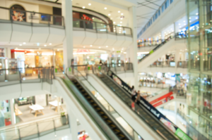 Shopping center com escada rolante