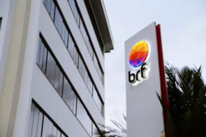 Foto de fachada de prédio da BRF, com foco no logo da empresa
