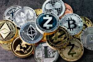 ilustração com moedas representando criptoativos