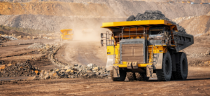 Caminhão amarelo de mineração