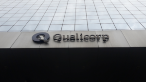 Foto de fachada de prédio da Qualicorp, com foco no logo