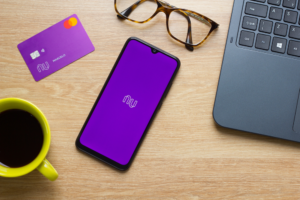 Celular com logo da Nubank