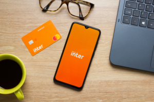 Celular com logo do Banco Inter