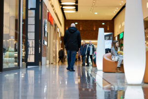 Corredor de shopping center
