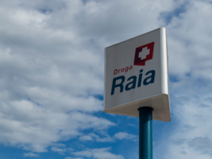 Foto de placa da Droga Raia
