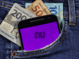 Celular com logo da Nubank
