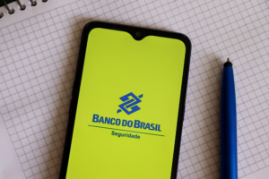 Celular com logo da BB Seguridade