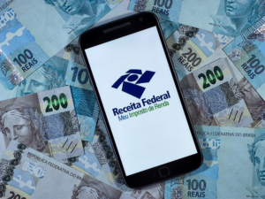 Celular com logo da Receita Federal