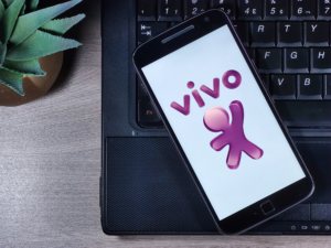 Celular com logo da Vivo