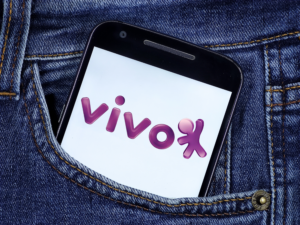 Celular com logo da Vivo